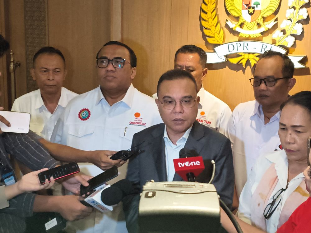 Presiden KSPSI Andi Gani Nena Wea (dua dari kiri) bersama Wakil Ketua DPR RI Sufmi Dasco Ahmad (tengah). (BeritaNasional/Ahda)