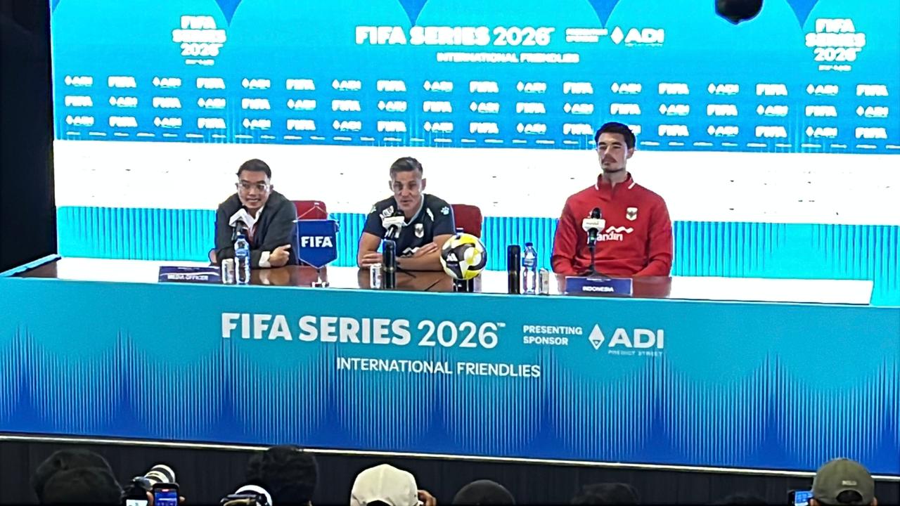 Pelatih Timnas Indonesia John Herdman (tengah) bersama bek Timnas Indonesia, Elkan Baggott saat konferensi pers. (BeritaNasional/Harits Tryan)