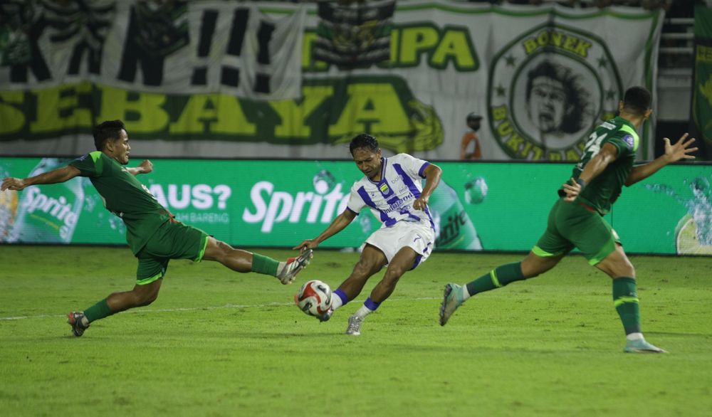 Laga Persebaya Surabaya vs Persib Bandung di Stadion Gelora Bung Tomo. (Foto/Dok Persib)
