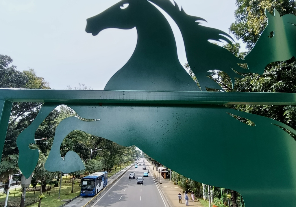 Kendaraan melintas di Jalan Medan Merdeka Barat, Jakarta, Rabu (25/3/2026). (Beritanasional.com/Oke Atmaja)