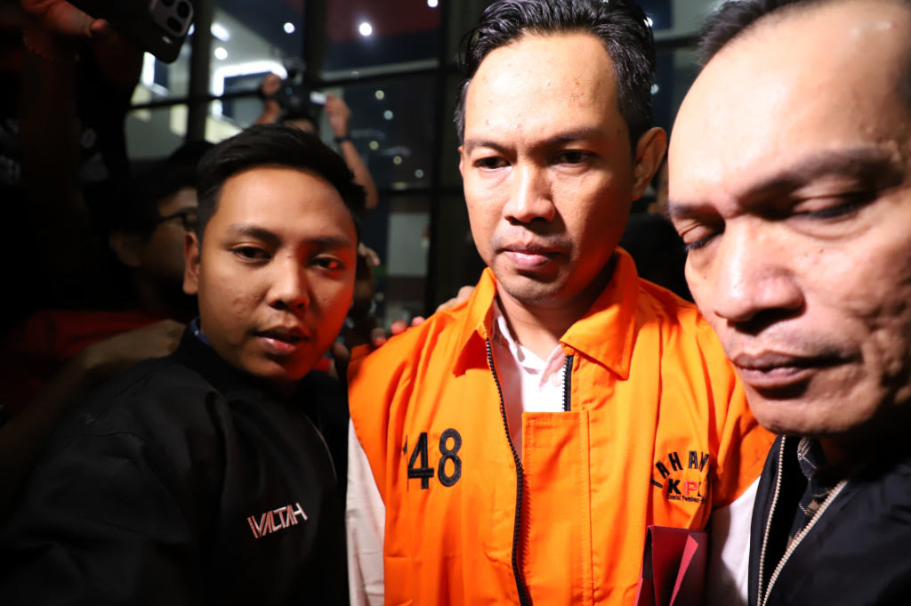 Bupati Cilacap Syamsul Auliya Rachman kenakan rompi orange tersangka KPK. (BeritaNasional/SinPo)