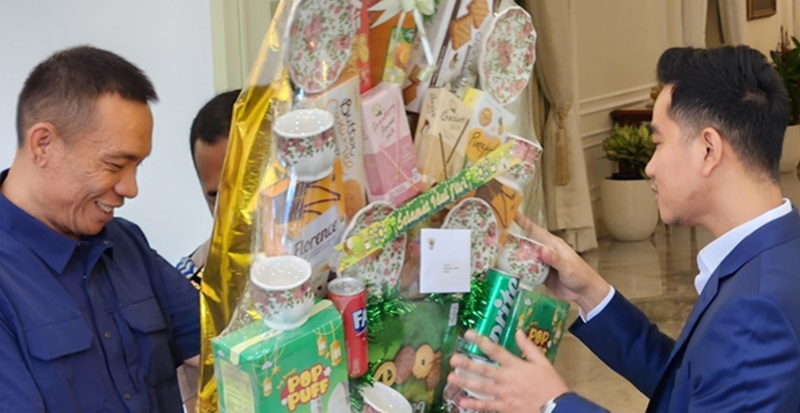 Wakil Presiden RI Gibran Rakabuming Raka beri Rismon hampers. (Beritanasional/Panji)