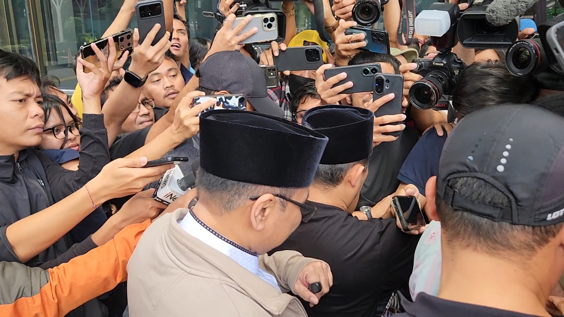 Gus Yaqut penuhi panggilan KPK sebagai tersangka Kamis (12/3/2026) siang ini. (BeritaNasional/Panji)