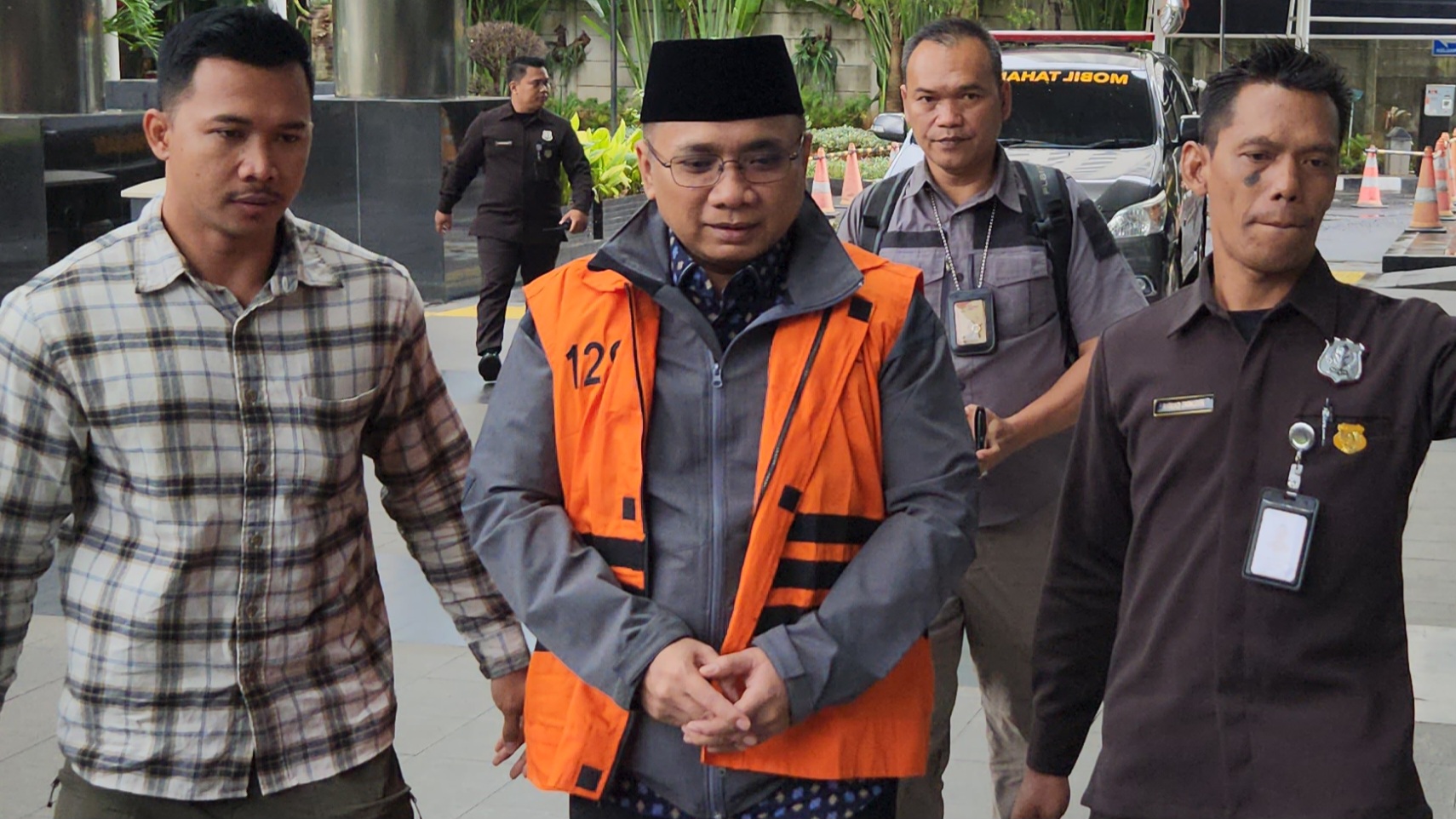 Tersangka Gus Yaqut digiring ke rutan KPK kenakan rompi orange (BeritaNasional/Panji)