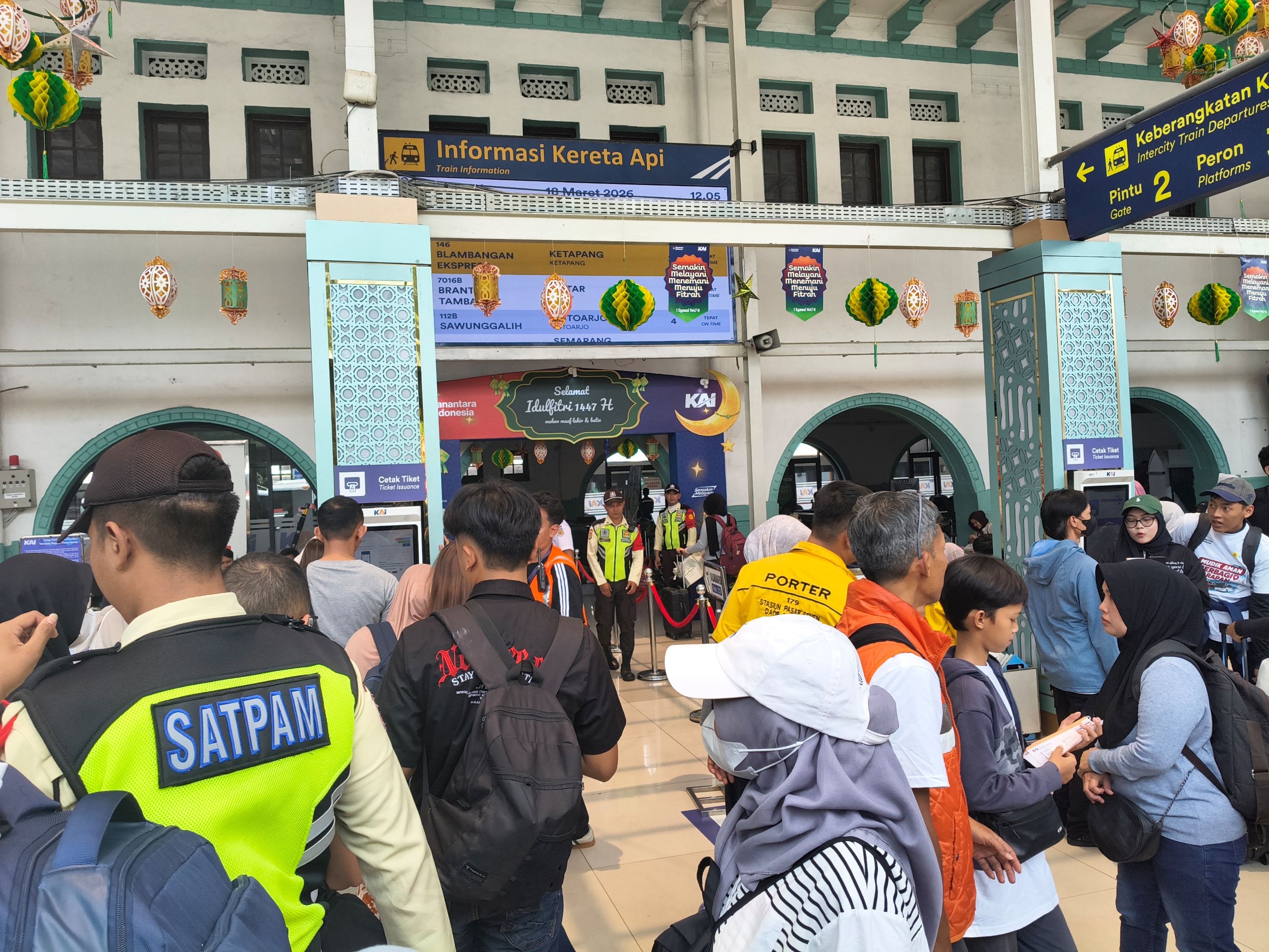 Pemudik padati Stasiun Pasar Senen, Jakarta pada H-3 Lebaran, Rabu (18/3/2026). (BeritaNasional/Ahda)