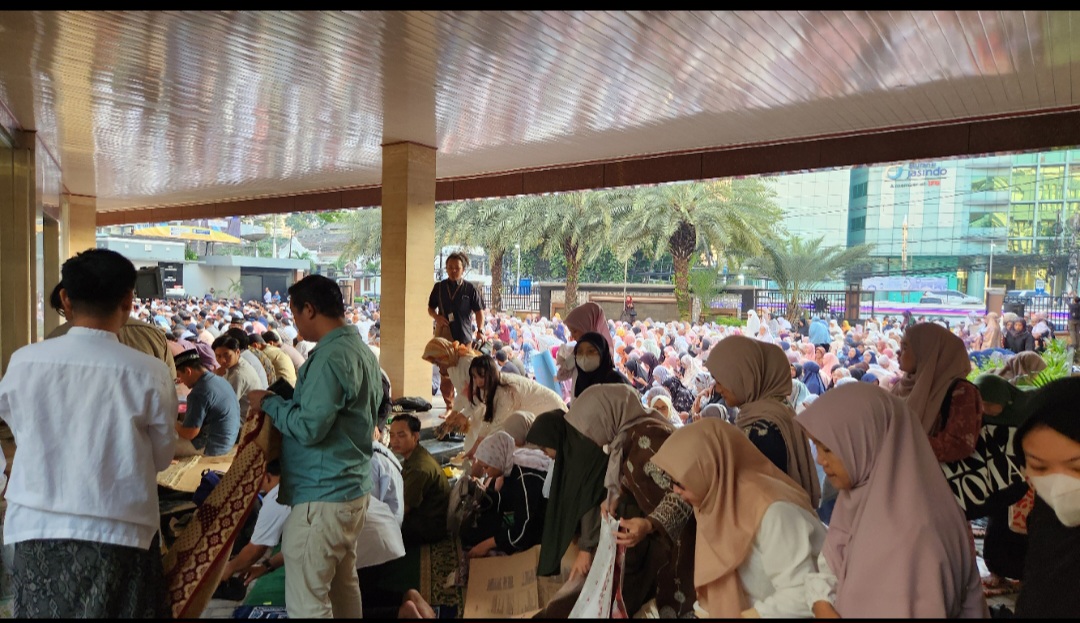 Jemaah padati lapangan parkir kantor PP Muhammadiyah Menteng Jakarta Pusat. (BeritaNasional/Panji)
