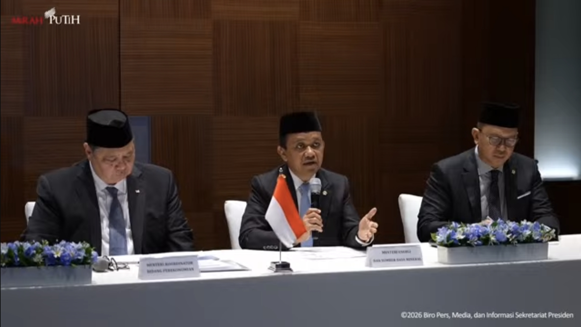 Menteri ESDM Bahlil Lahadalia (tengah). (BeritaNasional/YT BPMI Setpres)