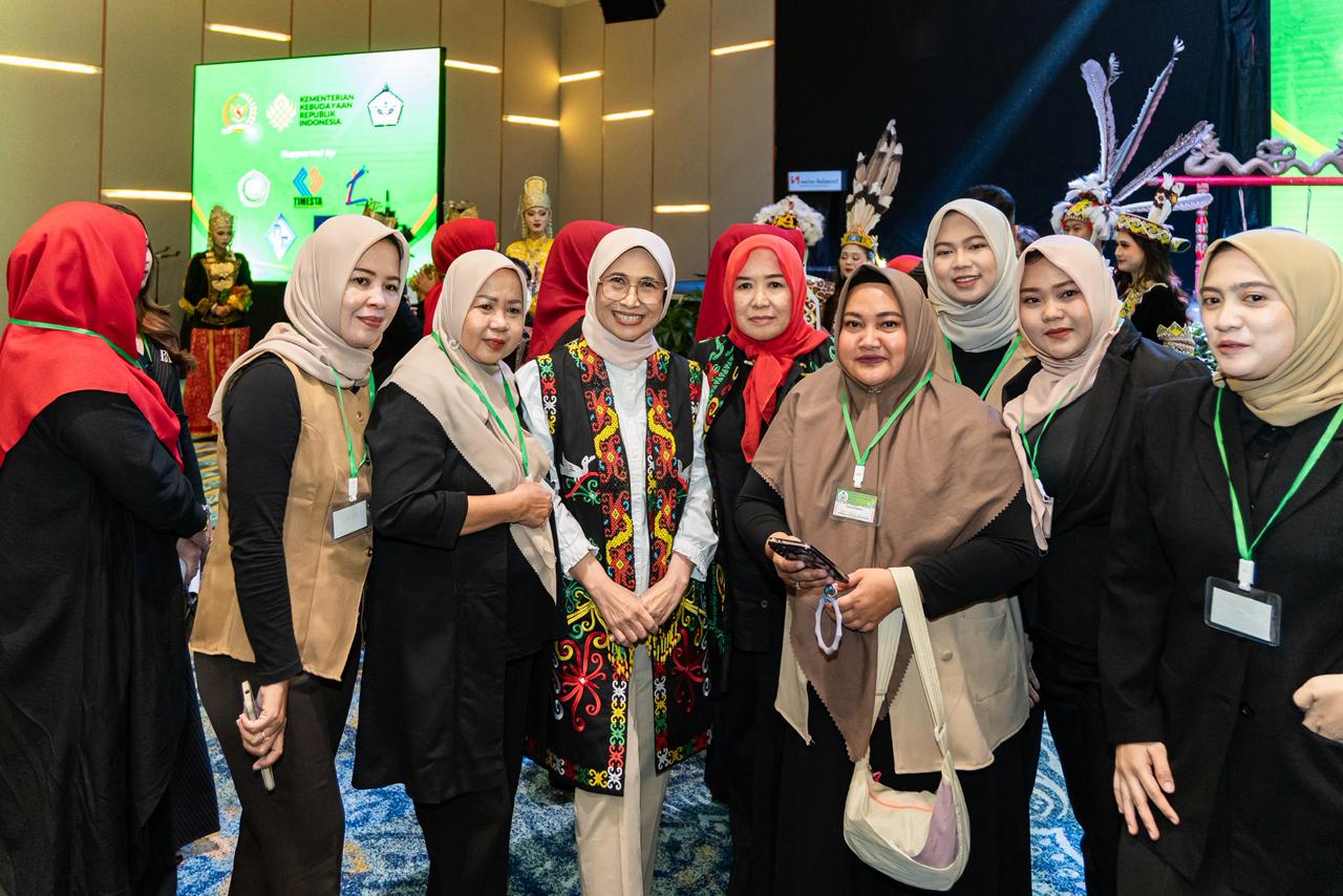 Ketua Komisi X DPR Hetifah Sjaifudian bersama para perempuan. (BeritaNasional/Tim Hetifah)