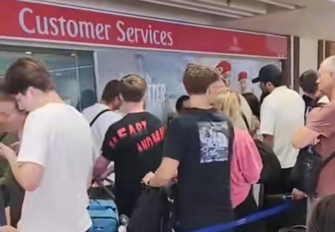 Antrian WNA di bandara Ngurah Rai Bali mengular karena urung batal ke negara Timur Tengah. (BeritaNasional/tangkapan layar)
