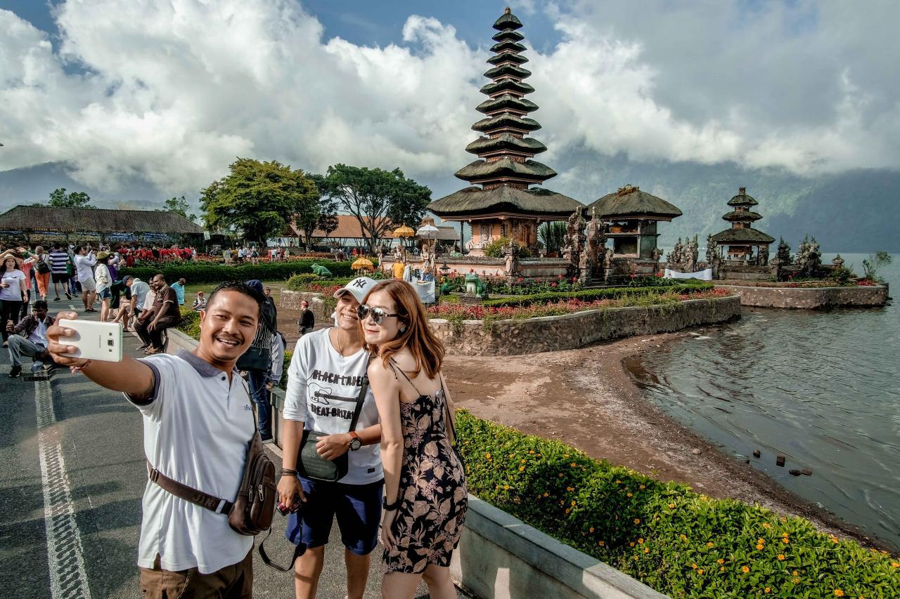 Wisatawan swafoto di Bali. (BeritaNasional/SinPo)