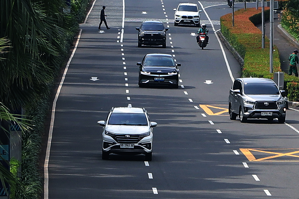 Suasana jalan di Jakarta yang terlihat lengang dikarenakan imbauan WFH dan PJJ. (BeritaNasional/Elvis Sendouw)