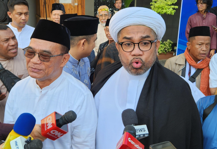 Ali Mochtar Ngabalin memberikan keterangan kepada wartawan usai salat Idul Fitri di Jakarta. (BeritaNasional/Panji)