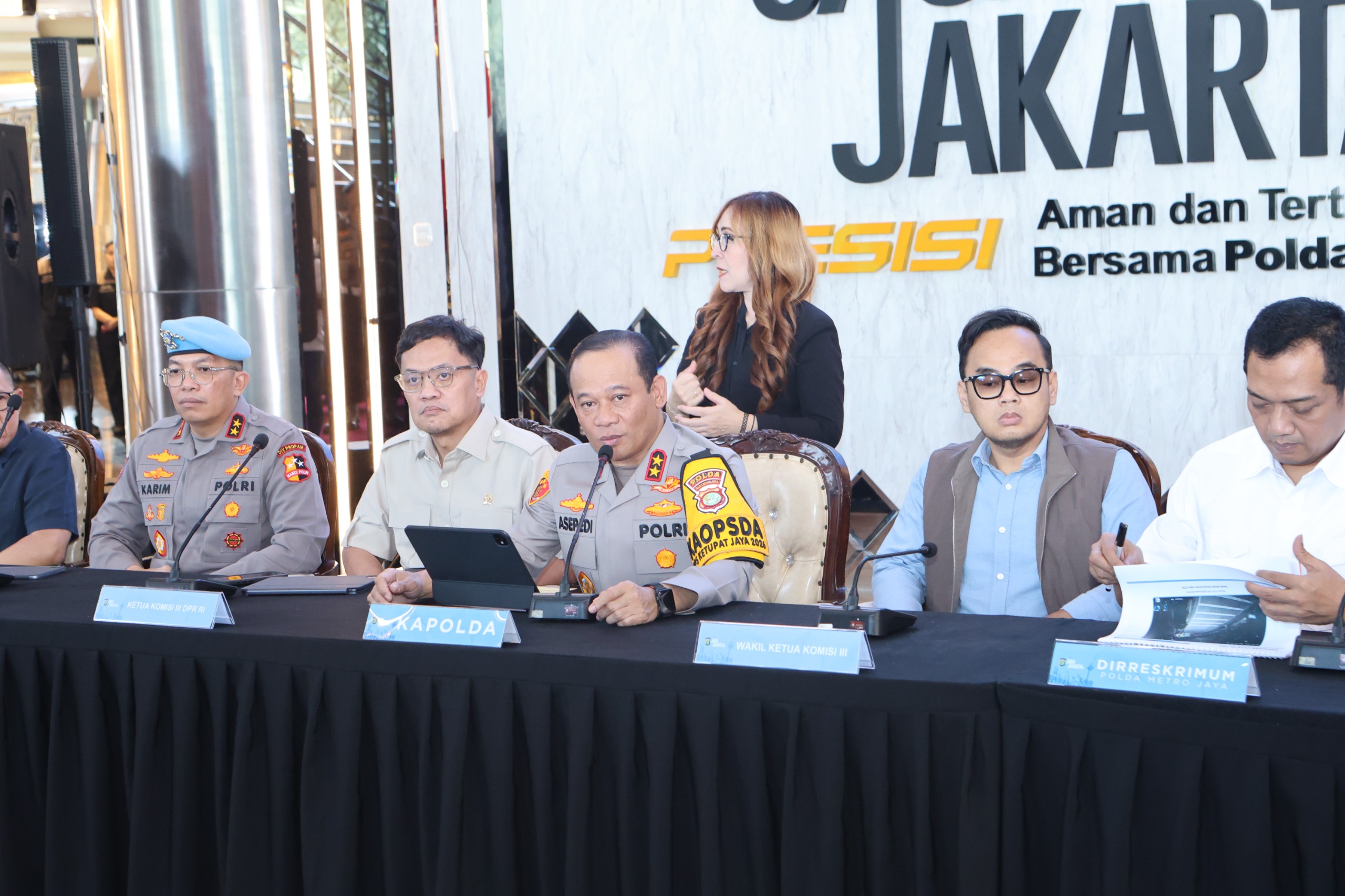 Ketua Komisi III DPR Habiburokhman (tengah) hadiri jumpa pers penyiraman air keras Andrie Yunus (BeritaNasional/dok Polri)