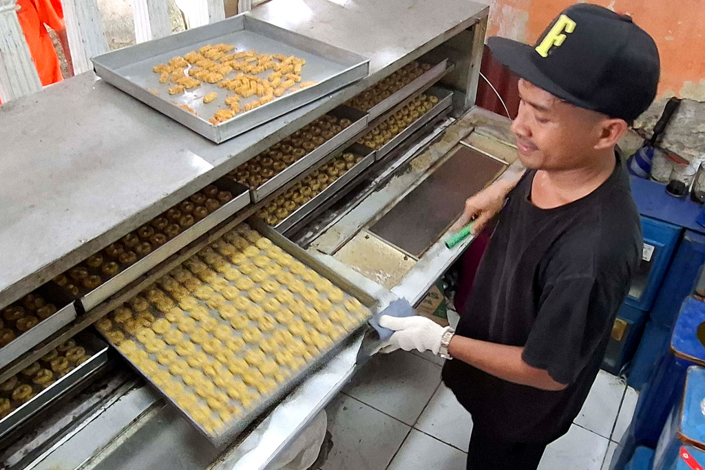 Aktivitas pembuatan kue kering di Rumah Produksi Kue Kering Pusaka Kwitang, Kawasan Senen, Jakarta, Senin (9/3/2026).  (Berita nasional.com/Oke Atmaja)