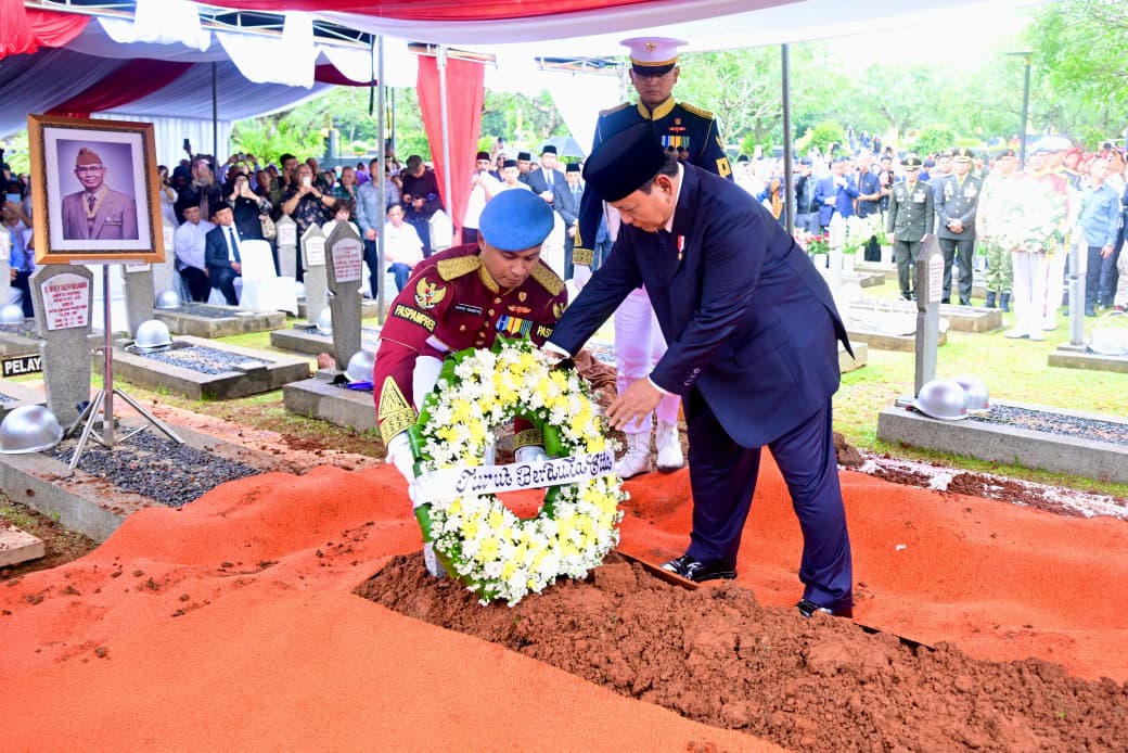 Presiden Prabowo Subianto meletakan karangan bunga di pusara Try Sutrisno. (BeritaNasional/Setpres)