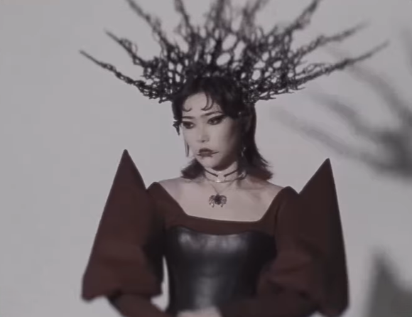 Isyana Sarasvati dalam video klip Babel di album Eklektiko: Abadhi. (BeritaNasional/IG Isyana)