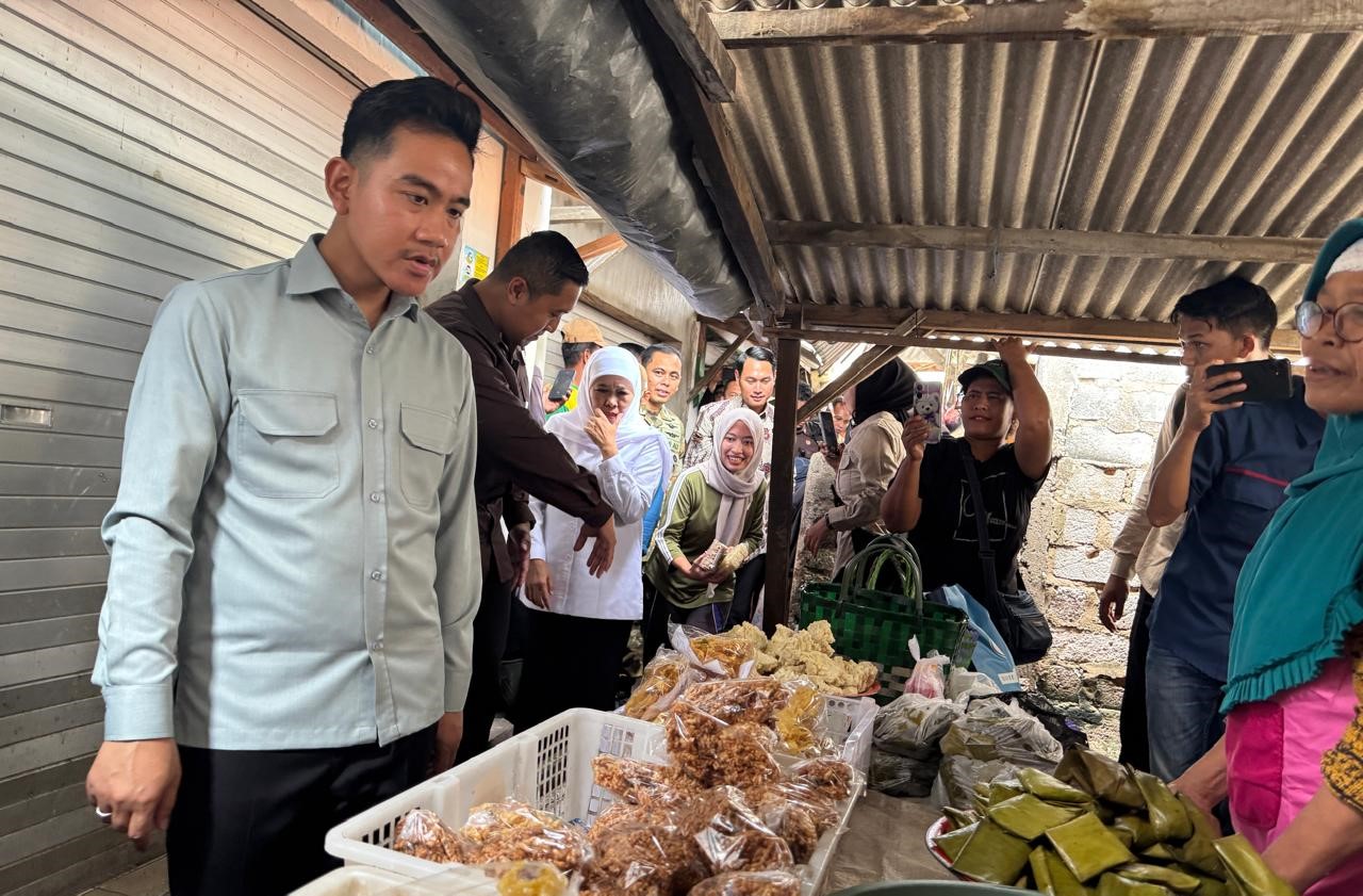 Wapres Gibran Rakabuming Raka meninjau aktivitas perdagangan di Pasar Gelondong Gede, Kabupaten Tuban. (BeritaNasional/Elvis/HO Setwapres)