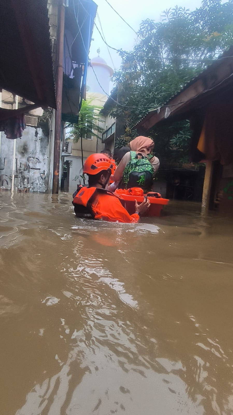 Petugas mengevakuasi korban banjir Jakarta. (Foto/BPBD Jakarta)