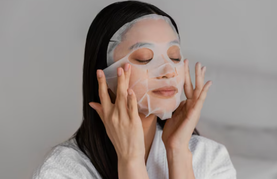 Ilustrasi bermasker wajah (BeritaNasional/Freepik)