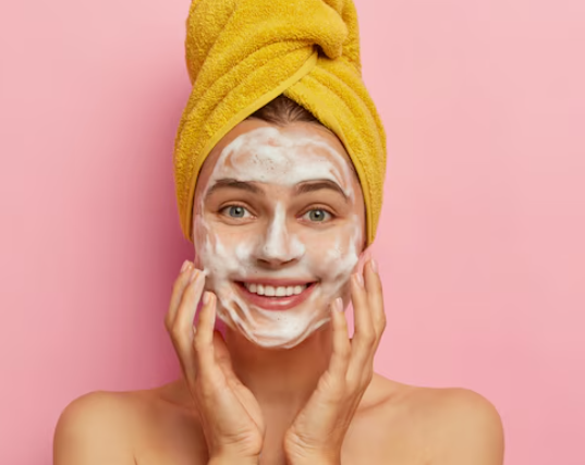 Ilustrasi wanita membersihkan wajah (BeritaNasional/Freepik)