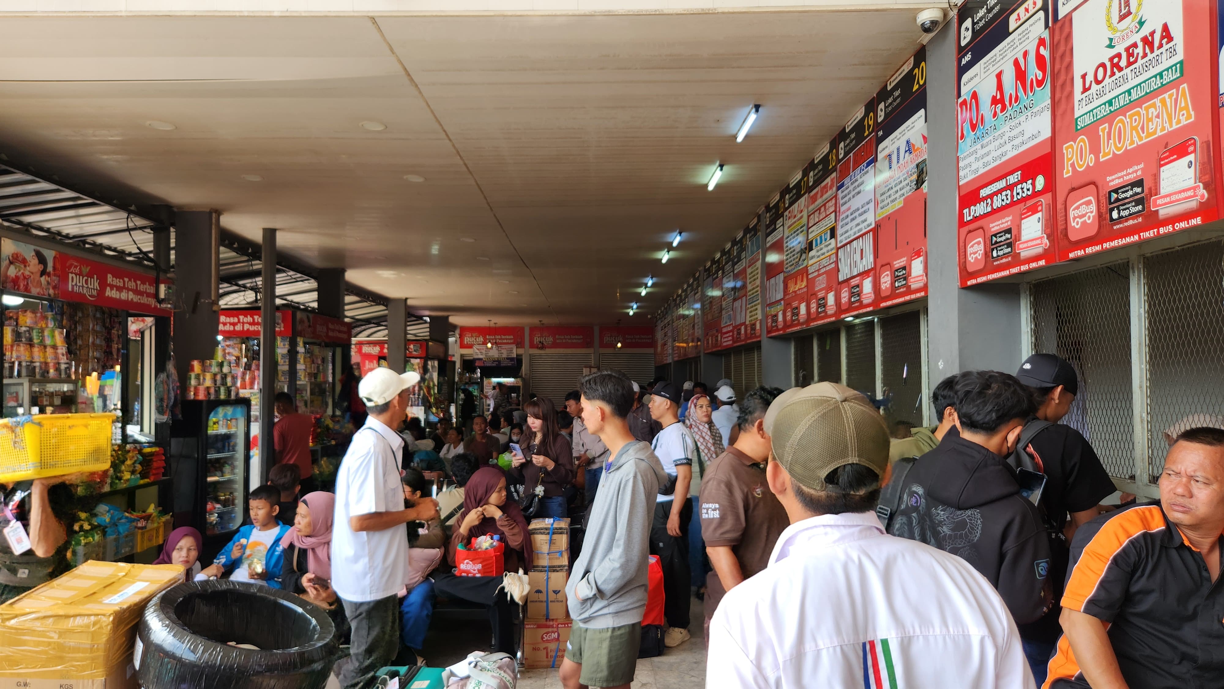 Pemudik padati terminal Kalideres Jakarta Barat. (BeritaNasional/Panji)