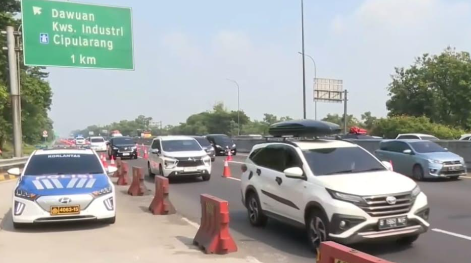 Situasi di gerbang tol Cikatama jelang H-3 Lebaran. (BeritaNasional/Bachtiarudin)