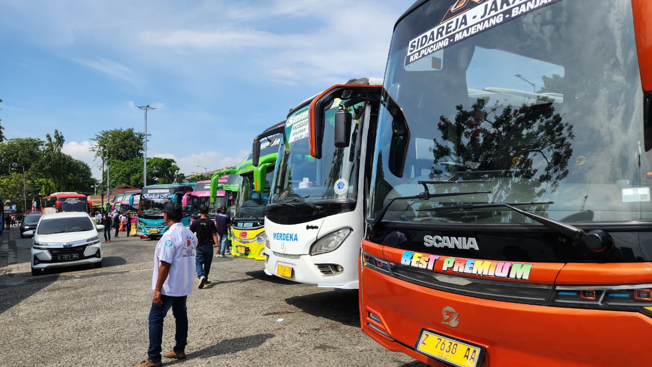 Aktivitas mudik dan balik di Terminal Kalideres. (BeritaNasional/Panji Septo).