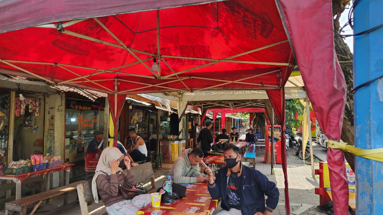 Tenda yang disediakan pengelola Terminal Kalideres. (BeritaNasional/Panji Septo)