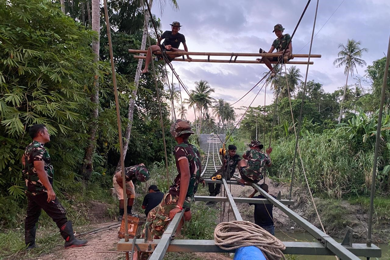 Jembatan gantung di Desa Ononamolo III, Kecamatan Mandrehe Barat, Kabupaten Nias Barat kini dapat dimanfaatkan kembali oleh masyarakat.(BeritaNasional/Elvis/HO Dispenad)