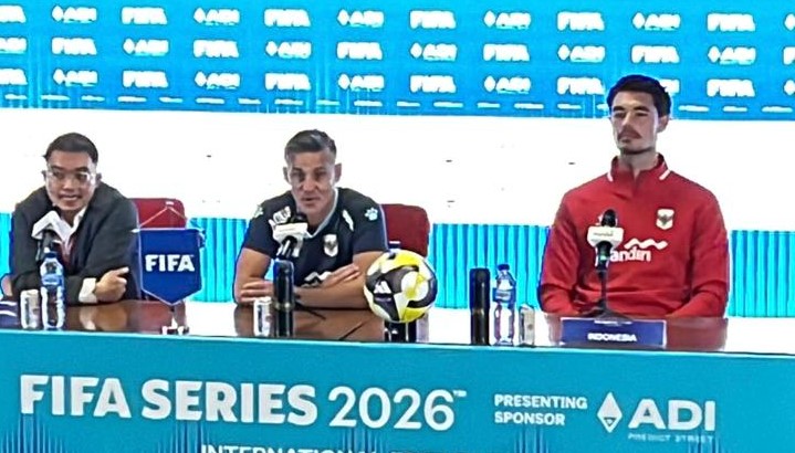 Pelatih Timnas Indonesia John Herdman (tengah) saat konferensi pers. (BeritaNasional/Harits Tryan)