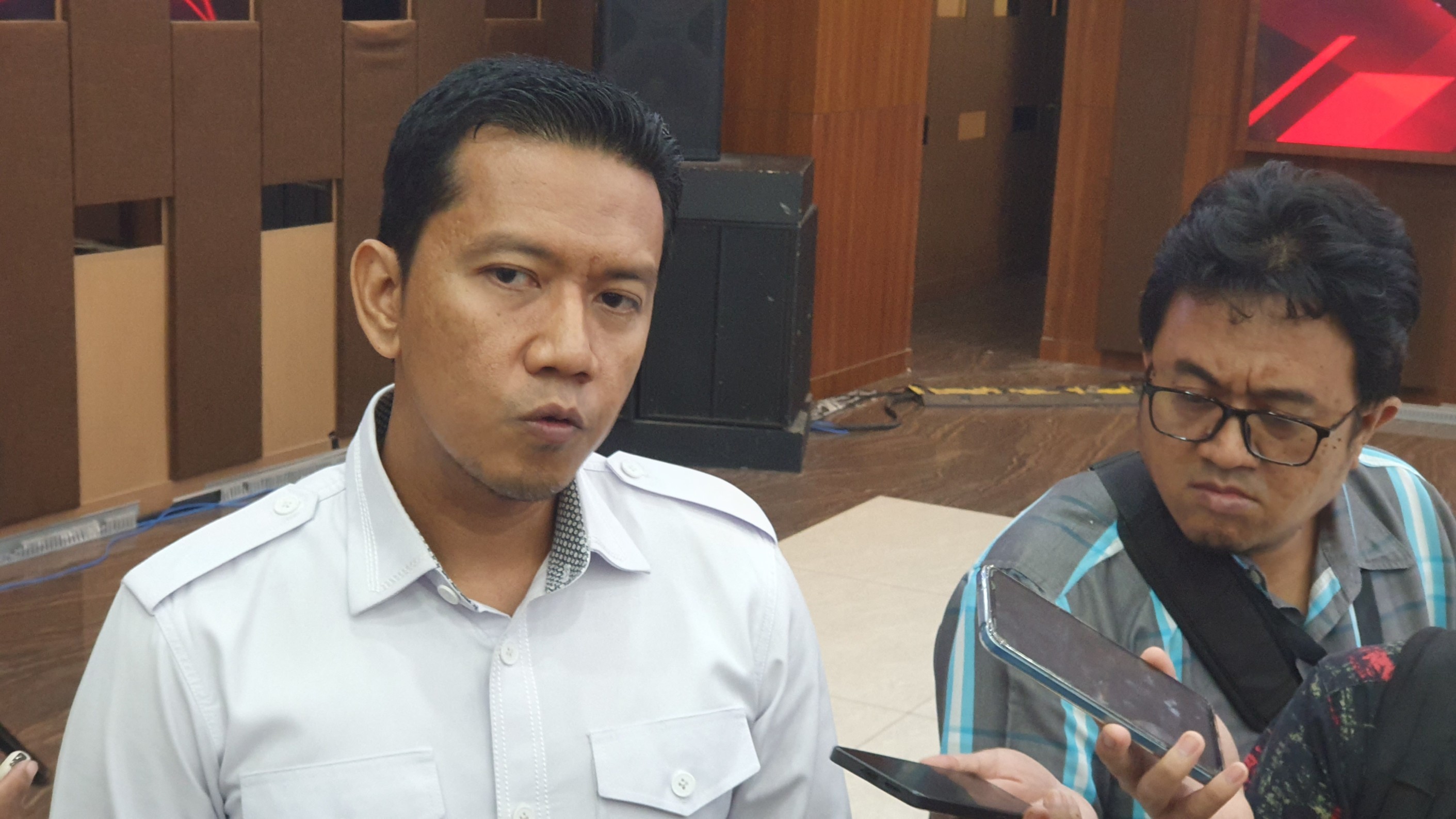 Jubir Densus 88 Polri Mayndra Eka Wardhana saat diwawancarai. (BeritaNasional/Bachtiarudin Alam)