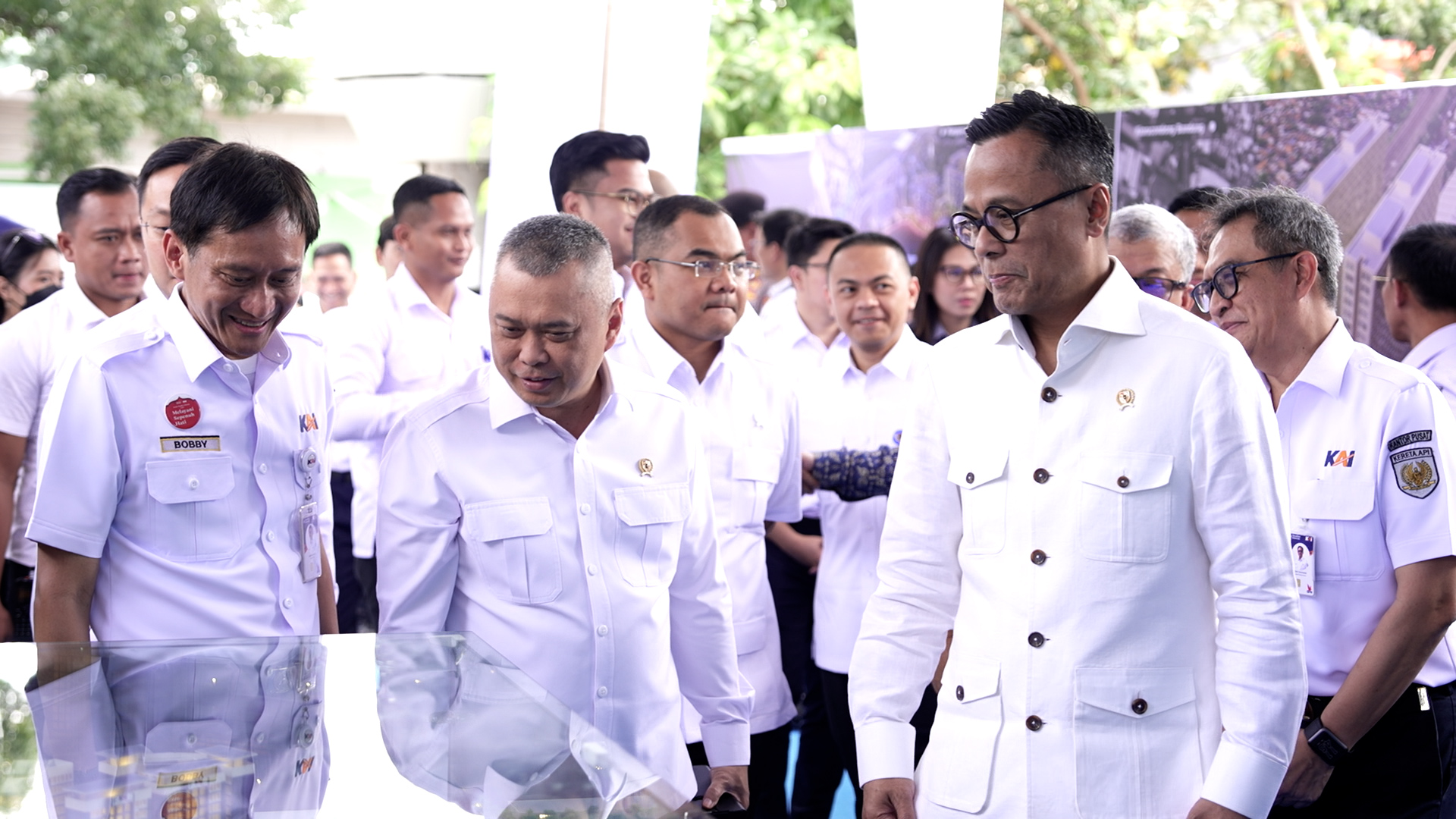 Direktur Utama PT Kereta Api Indonesia (Persero), Bobby Rasyidin (kiri). (Foto/Badan Komunikasi Pemerintah).