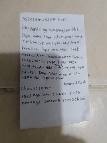 Surat yang ditinggalkan Zidan (12) bersama adik bayinya di gerobak nasi uduk di Jl. Pejaten, Pasar Minggu, Senin (2/3/2026). (BeritaNasional/Polsek Pasar Minggu)