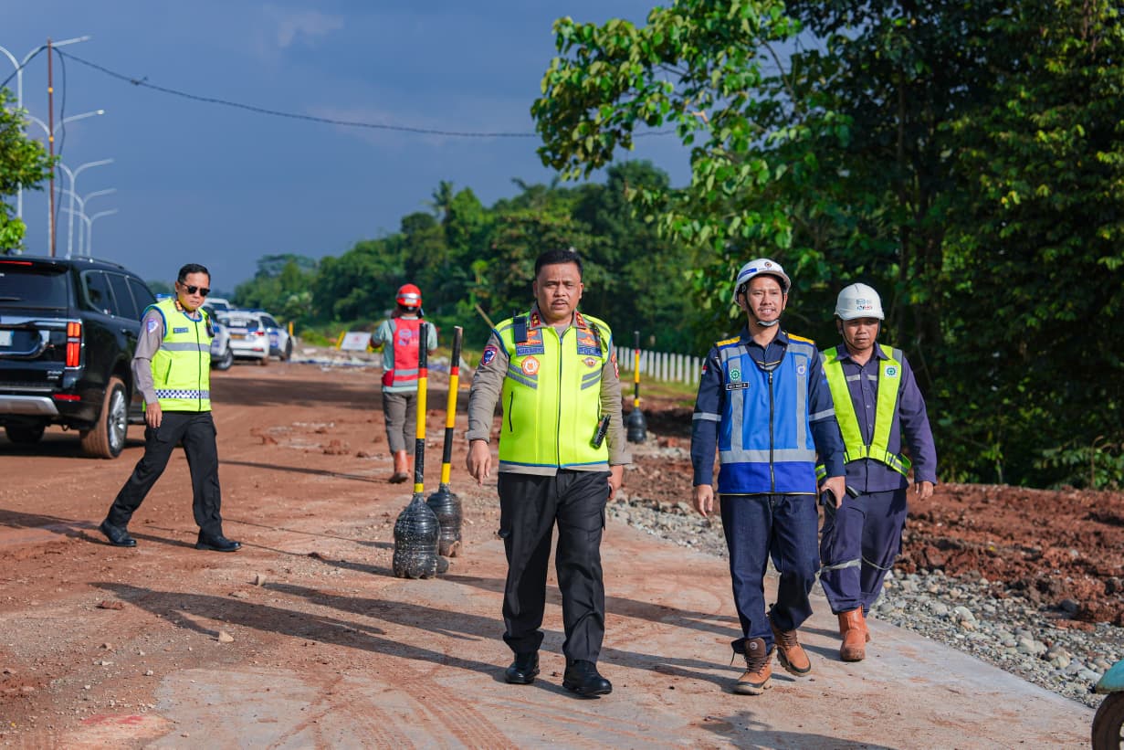 Kakorlantas Polri Irjen Pol Agus Suryonugroho (dua dari kanan) saat meninjau Tol Fungsional Japek II Selatan. (Foto/Dok Korlantas Polri)