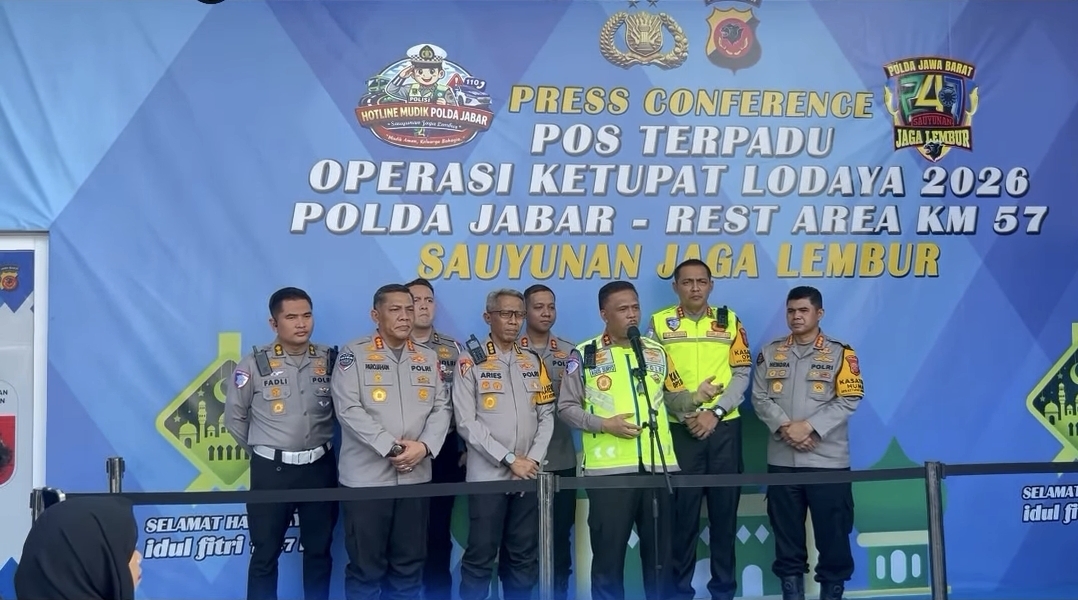 Kakorlantas Polri Irjen Pol. Agus Surhonugroho saat meninjau Pos Terpadu KM 57 Tol Jakarta-Cikampek, pada Minggu (15/3/2026). (BeritaNasional/IG NTMC Polri)