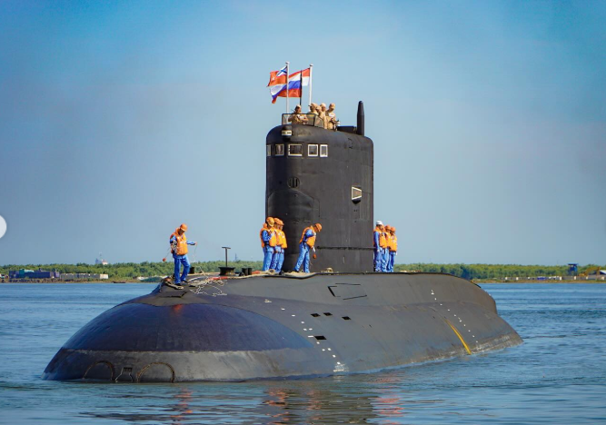 Kapal selam Petropavlovsk Kamchatsky B-274 milik armada AL Rusia yang tiba di Tanjung Priok, Jakarta, Minggu (29/3/2026). (BeritaNasional/IG Russian Embassy Indonesia)