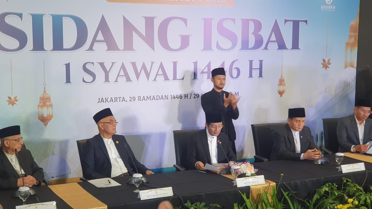 Menteri Agama (Menag) Nasaruddin Umar (tengah) saat sidang Isbat penetapan 1 Syawal 1446 H. (BeritaNasional/Bachtiarudin Alam)