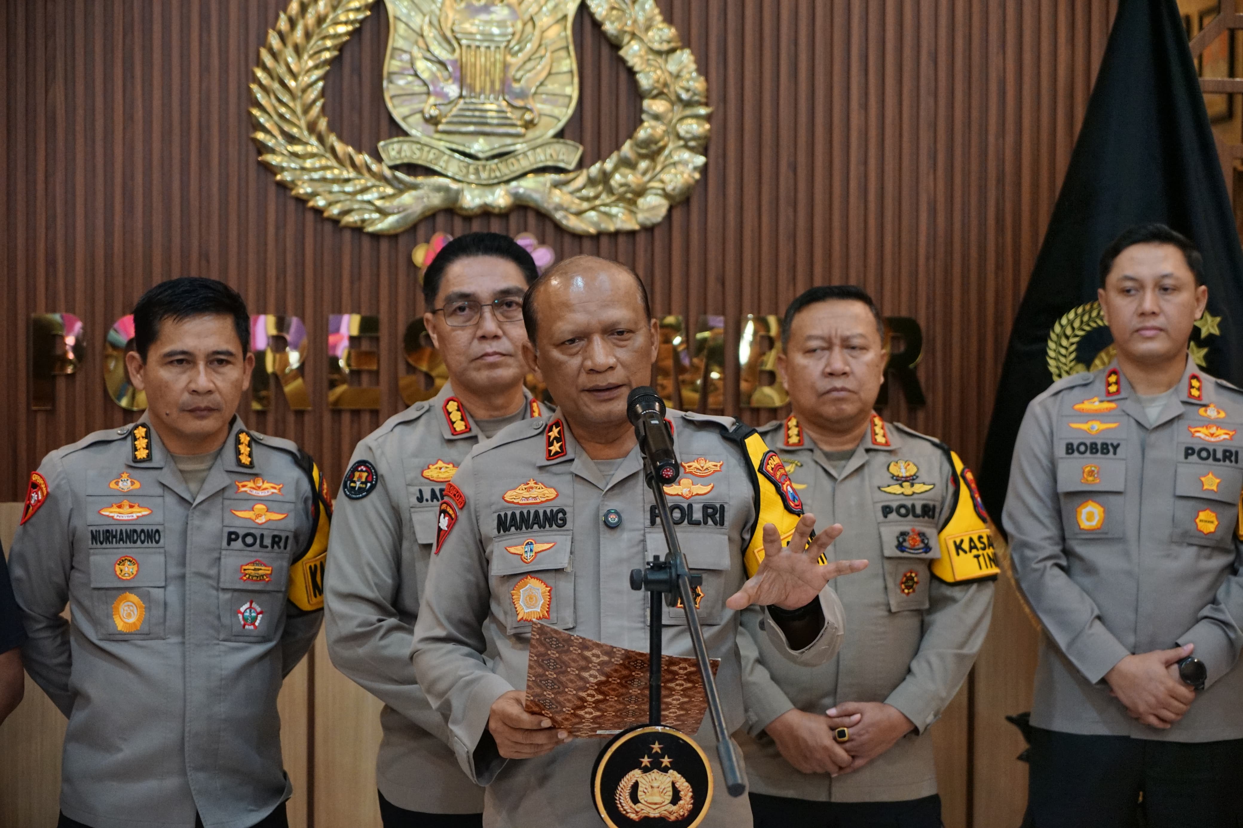 Kapolda Jatim Irjen Pol Nanang Avianto (tengah) saat memberikan keterangan pers. (Foto/Istimewa)