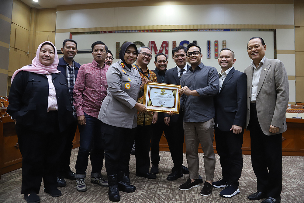 Kapolres Metro Bekasi, Kombes Pol Sumarni menerima penghargaan dari pimpinan komisi III DPR. (BeritaNasional/Elvis Sendouw)
