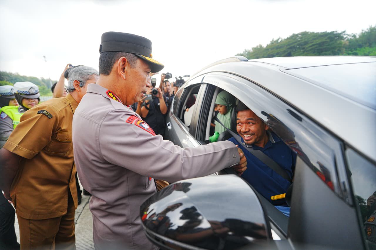 Kapolri Jenderal Listyo Sigit Prabowo meninjau langsung kesiapan mudik Lebaran di Gerbang Tol Kalikangkung. (Foto/Humas Polri)