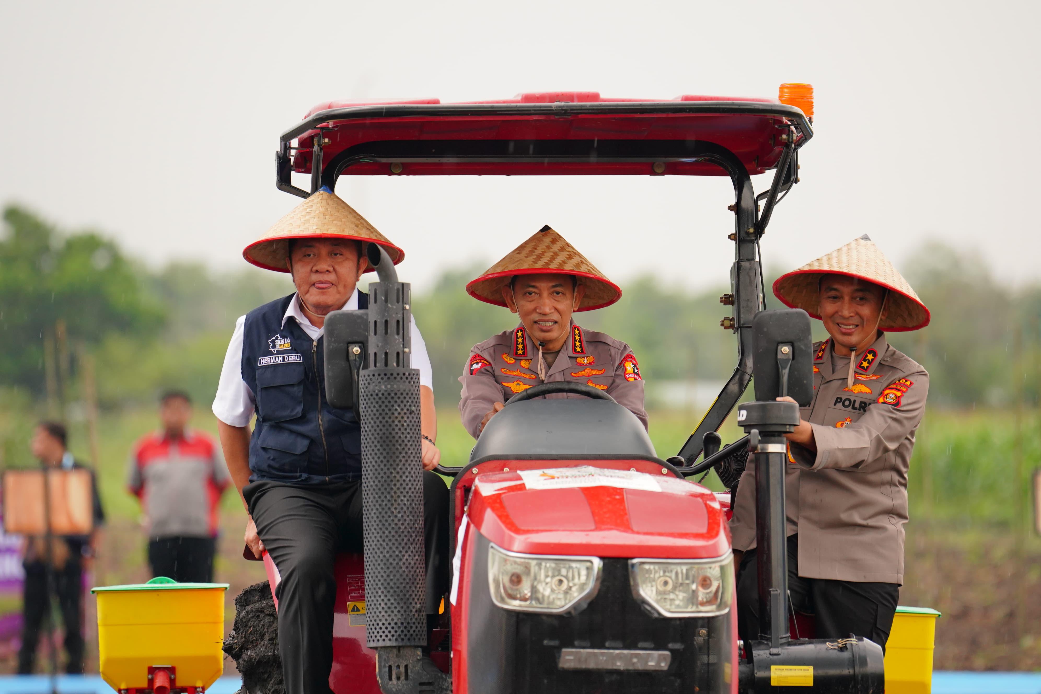 Kapolri Pimpin Tanam Raya Jagung Serentak, Dukung Target Swasembada Pangan Presiden Prabowo. (Foto/Humas Polri)