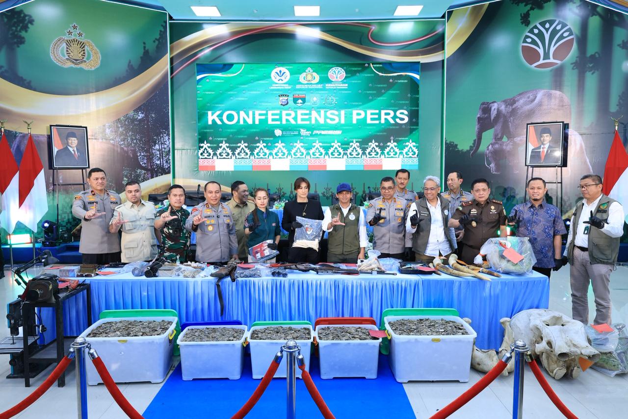 Menhut Raja Juli Antoni (tengah, bertopi biru) saat konferensi pers pengungkapan kasus pemburuan satwa liar. (Foto/Istimewa)