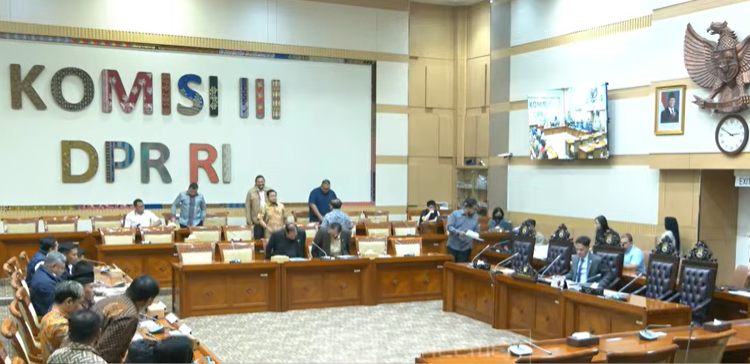 Rapat Komisi III DPR dengan Dirreskrimsus Polda Jateng, Korban Koperasi Bahana Lintas Nusantara dan Kuasa Hukum. (BeritaNasional/YT TVR Parlemen)
