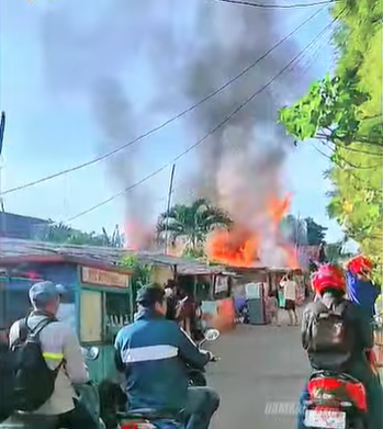 Kebakaran lapak dan rumah di Jalan Swadaya PLN, Cakung, Jaktim, Senin (16/3/2026). (BeritaNasional/IG Damkar Jaktim)