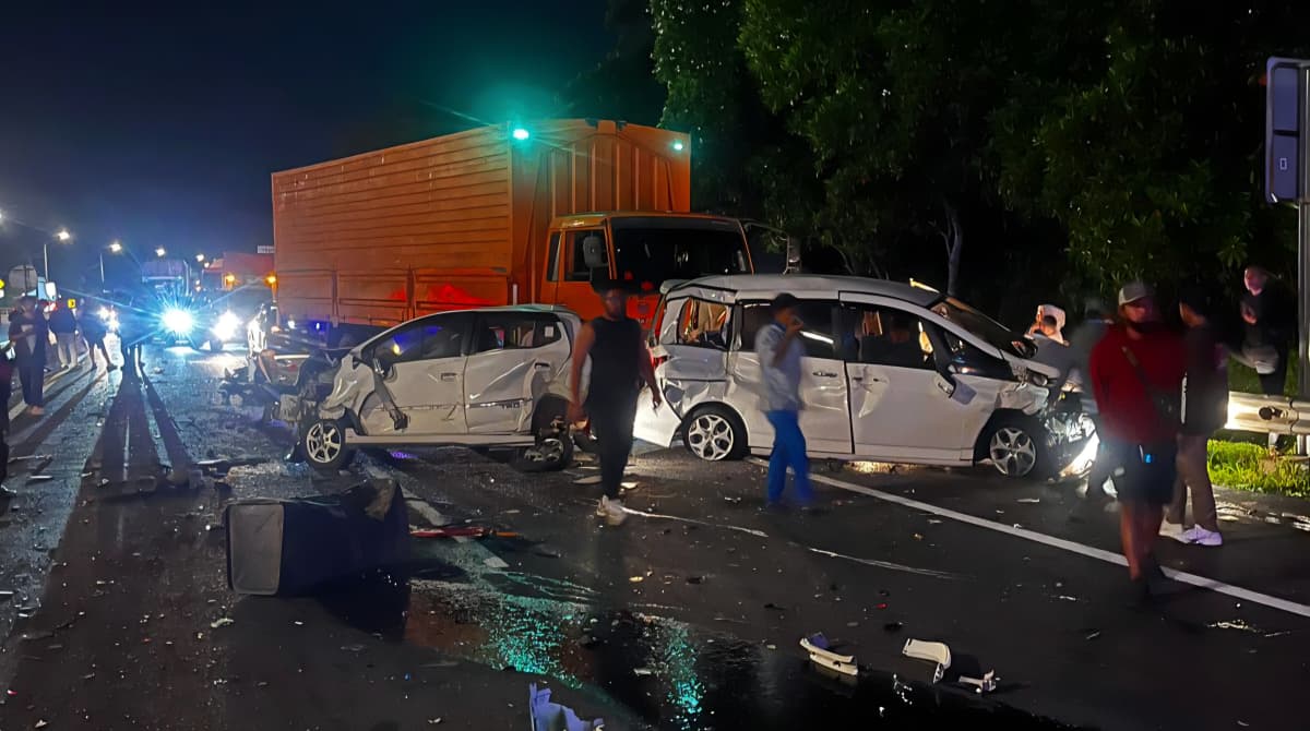 Kecelakaan Beruntun 10 Kendaraan di KM 93 Tol Cipularang. (Foto/Jasa Marga).