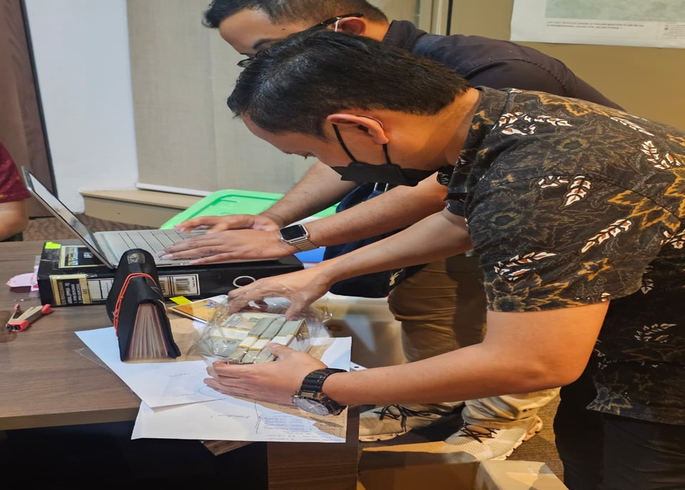 Kejagung Sita Uang Dolar Senilai Rp1 Miliar dalam Kasus Tambang Samin Tan. (Foto/istimewa).