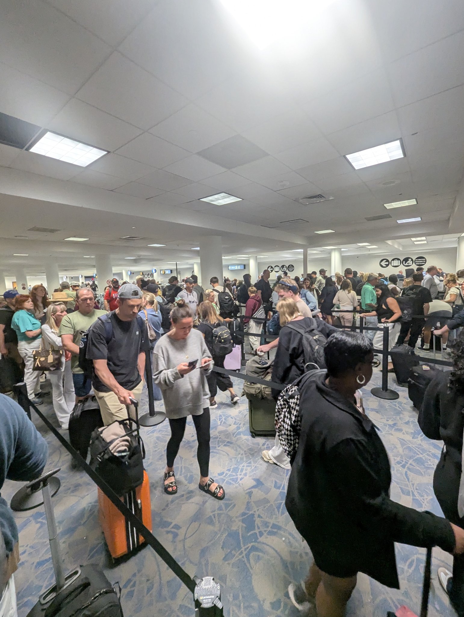 Antrean panjang pemeriksaan Charlotte Airport, AS, Senin (23/3/2026). (BeritaNasional/X Light Bringer)