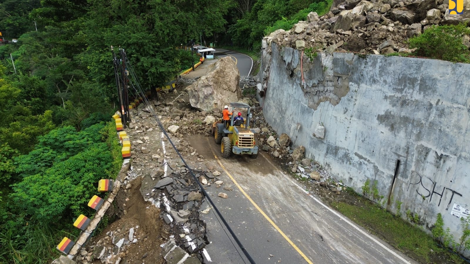 Perbaikan ruas Jalan Nasional Trenggalek–Ponorogo yang tertutup akibat tanah longsor. (BeritaNasional/KemenPU)