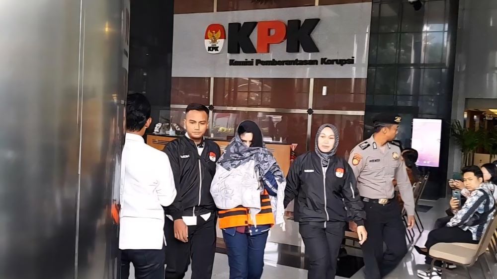 Bupati Pekalongan Fadia Arafiq (tengah) Resmi Jadi Tahanan KPK. (BeritaNasional/Panji Septo)