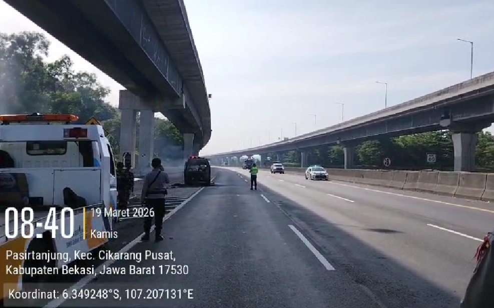 Insiden mobil terbakar di Tol Jakarta–Cikampek KM 40A.  (Foto/doc. JasaMarga)